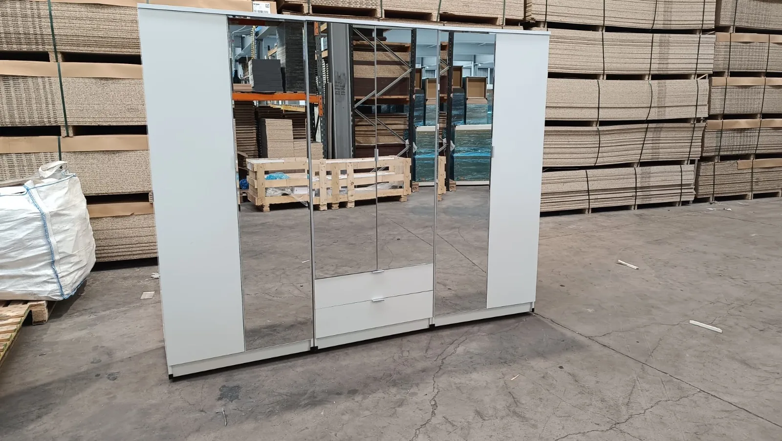 Mirrored sliding-door wardrobe in a soft white finish