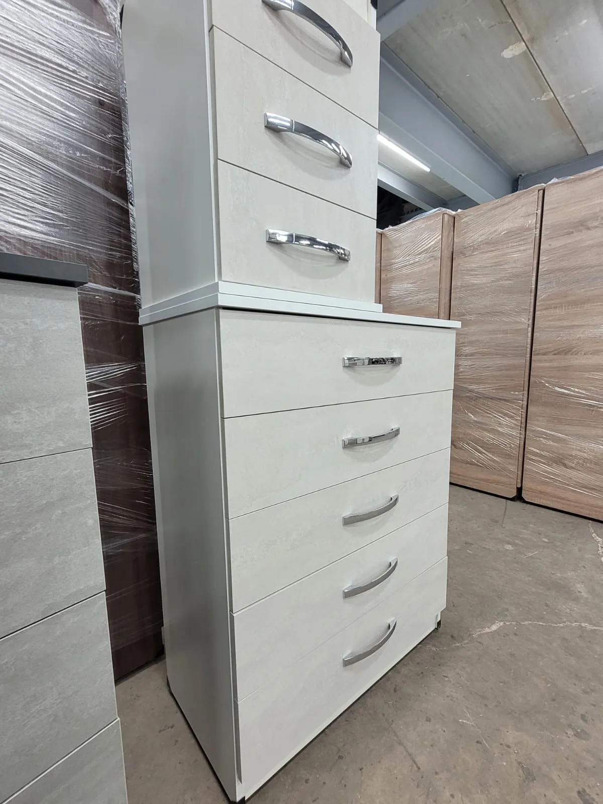 Fitted wardrobe with integrated drawer bank