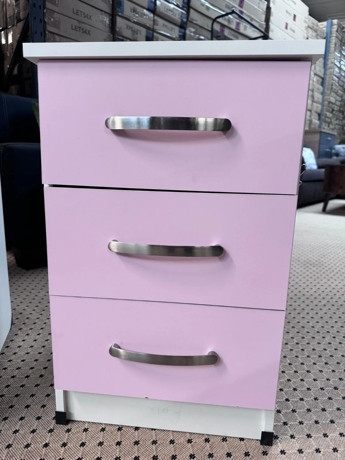Two-tone wardrobe with chrome handles