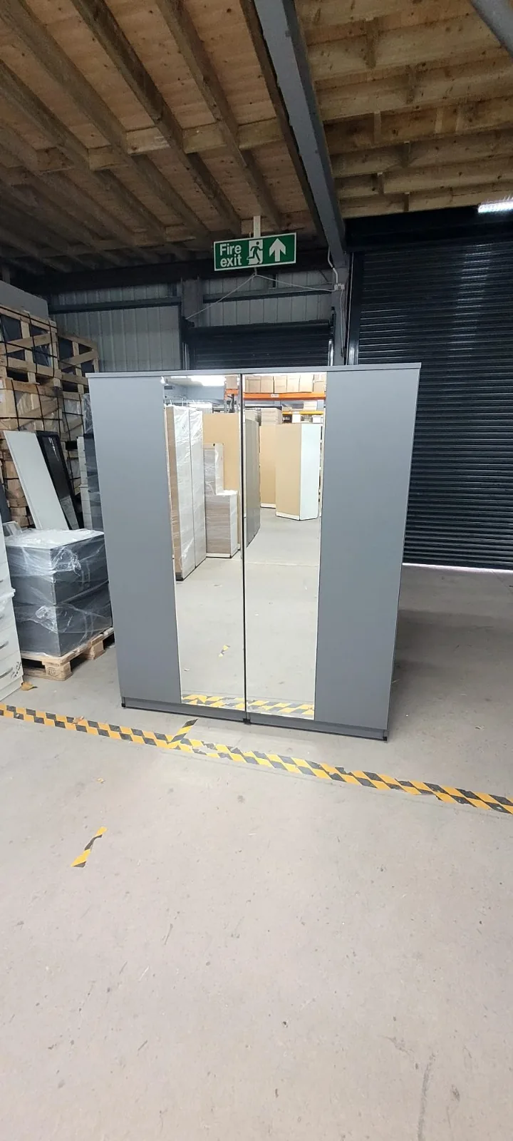Fitted wardrobe with central mirror panel